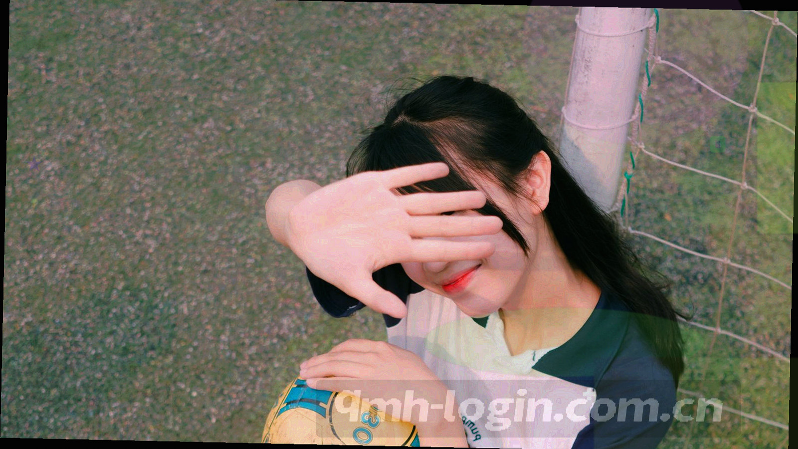 运动粒子与红色线条生成抽象路径，营造动态感